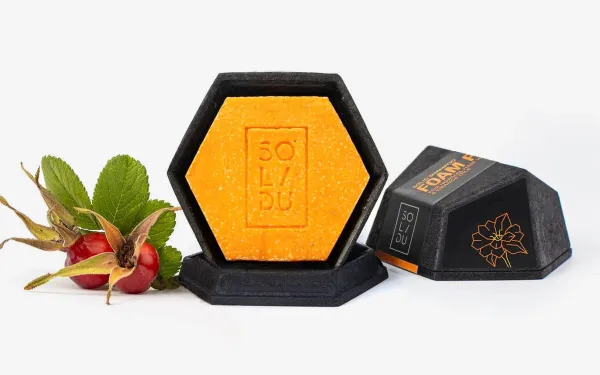 SOLIDU kietas šampūnas normaliems plaukams su erškėtrožių sėklų aliejumi FOAMPOP 65g