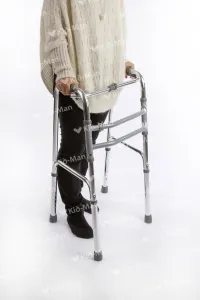 Žingsniuojantis vaikščiojimo rėmas, sulankstomas