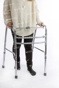 Žingsniuojantis vaikščiojimo rėmas, sulankstomas